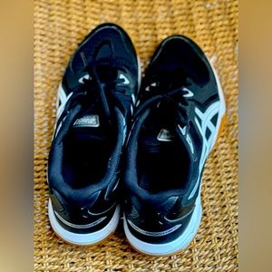 * Heel wrap-up:
* Flex grooves in the outsole: Improve flexibility.